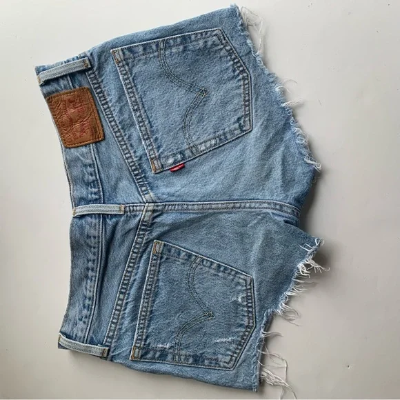 Levi's 501 Women's Size 26 Park Life Grommets Light Wash Jean Shorts - Picture 11 of 14